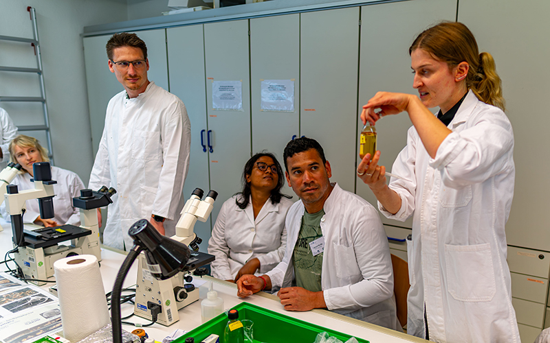 Teilnehmende eines Mikroskopierworkshops am IOW während der RoOT Summer School 2025
